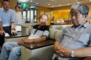 フィリピンから来日し、異母弟の宏之さん(右端)と対面した日系2世の竹井ホセさん(右から2人目)=6日午後、大阪府河内長野市