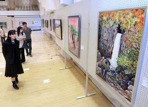 力作が並んだ上越市美術展覧会の会場=5日、上越市本城町