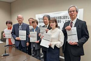 　記者会見する、憲法９条改正に反対する市民団体のメンバーら＝１日午後、国会
