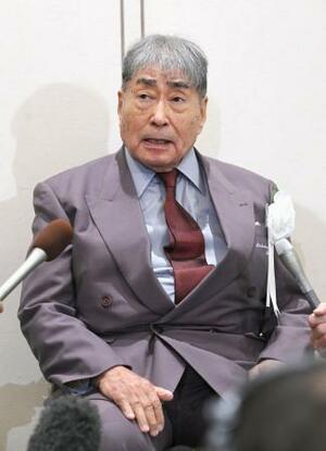 「大山のぶ代さんを偲ぶ会」に参列し、取材に応じるタレントの毒蝮三太夫さん=29日午後、東京都港区