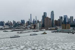 　一部が凍った米ニューヨークのハドソン川＝２７日（ゲッティ＝共同）