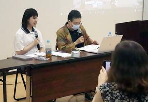 「LGBTと人権」をテーマに語るあさひさん(左)と新井久美子さん=28日、新潟市中央区