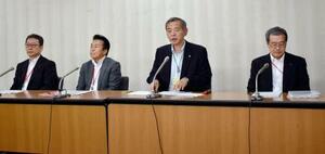 　２０２４年度決算見込みを発表する健康保険組合連合会の幹部ら＝２５日午前、東京都千代田区