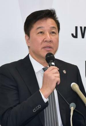 　記者会見する日本バレーボール協会の川合俊一会長＝１９日午後、東京都内