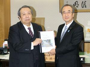 総務省で11月18日、村上誠一郎総務相に要望活動を行った花角英世知事。村上氏から年収の壁引き上げによる地方の税収減の話題が出たという