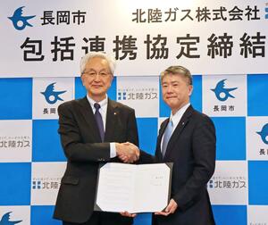 包括連携協定を結んだ長岡市の磯田達伸市長（左）と北陸ガスの敦井一友社長＝アオーレ長岡