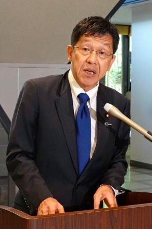 臨時の記者会見をする松本尚外務政務官=28日午前、外務省