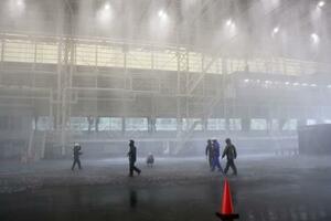新設の強風装置を使った台風レベルの暴風雨の再現実験=11日午後、茨城県つくば市の防災科学技術研究所
