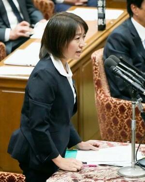 衆院予算委で質問する池田真紀氏(立憲民主党・無所属)