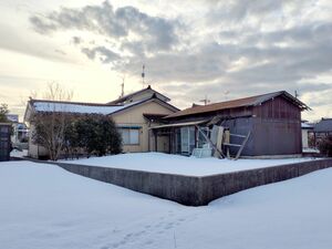 敷地内から遺体が見つかった空き家=2月25日、聖籠町