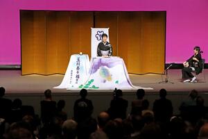 坂口安吾の代表作を題材にした新作の浪曲が披露された生誕祭=10月20日、新潟市中央区西堀通6