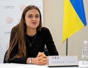 　近況を報告するエリザベータ・ペトロバさん＝２０日午前、福岡県太宰府市の日本経済大