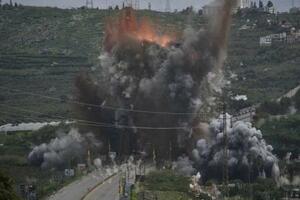 　イスラエル軍の攻撃で煙と炎が上がるレバノン南部の橋＝２２日（ＡＰ＝共同）