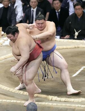 大の里(奥)が押し出しで熱海富士を下す=福岡国際センター