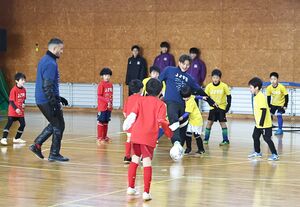 地元出身Jリーガーらが子どもと触れ合ったサッカー教室=12月15日、上越市寺町3