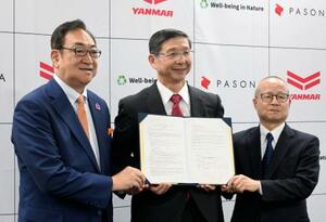 連携協定を結び、記念撮影するヤンマーHDの山本哲也COO(中央)ら=22日午前、大阪市北区