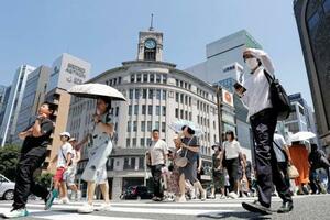 暑さの中、東京・銀座を歩く人たち=17日午前