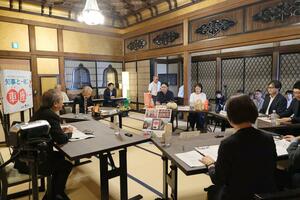 花角英世知事と若手事業者が意見交換した車座トーク=新発田市諏訪町1