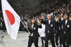ミラノ・コルティナ冬季五輪の日本選手団の壮行会で、場内一周するフィギュアスケート女子の坂本花織（左）ら＝１８日、千葉県船橋市