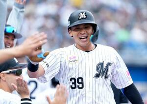 　４回、勝ち越しソロを放ち迎えられるロッテ・井上＝ＺＯＺＯマリン