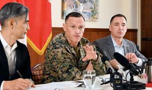 報道各社の取材に応じる米海兵隊のブライアン・ウォルフォード少将(中央)=27日午後、沖縄県の米軍キャンプ瑞慶覧
