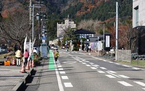 弥彦地区のおもてなし広場前の県道。都市計画道路に指定されているが、見直しの必要性が出ている＝２０２５年１１月、弥彦村弥彦
