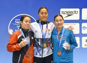 表彰式でポーズをとる女子200メートル個人メドレーで2位の木下あいら(左)=静岡県立水泳場