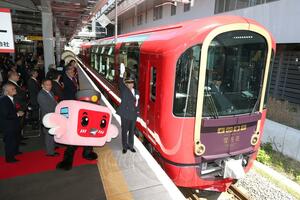 雪月花の第1便の出発式典。トキ鉄の誇る観光列車として運行を続けてきた=2016年4月23日、上越妙高駅
