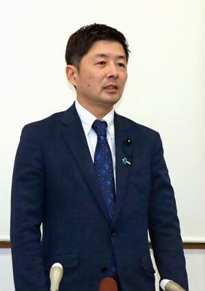 　衆院選福井２区からの出馬見送りを表明した山本建氏＝２４日午後、福井県鯖江市