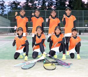 全日本小学生ソフトテニス選手権大会で優勝を目指す新潟県代表の女子チーム=新潟市西区