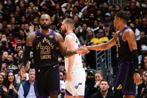 ジャズ戦に出場したレーカーズの八村塁(右)とL・ジェームズ(左)=18日、ロサンゼルス(NBAE・ゲッティ=共同)