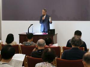 文学者らと戦争について講演する立命館大の小関素明教授=柏崎市諏訪町