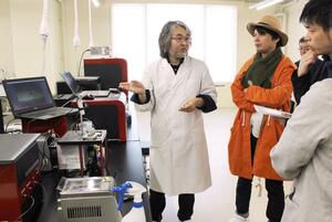 菌の研究に関する機器を説明する小笠原渉教授。新設した「発酵を科学するラボ」の所長を務める=長岡市上富岡町