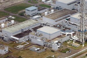 柏崎刈羽原発1号機(中央)と2号機(右)=7月、本社ヘリから