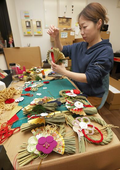 楽しく作って福を込め♪水引、友禅和紙…色とりどりの飾りに気分華やぐ