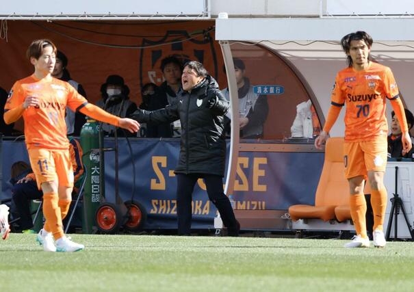 清水-新潟 清水の秋葉忠宏監督(中央)=アイスタ