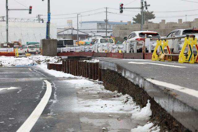栗ノ木バイパス工事の現場 立体道路下に必要な高さを確保するため、地面を削る工事が行われる紫竹山交差点=2025年1月30日、新潟市中央区紫竹山3