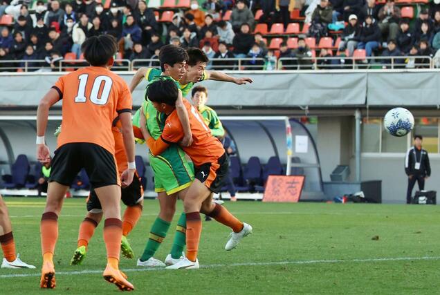 後半アディショナルタイム、ＭＦ水澤那月（中央手前から３人目）のシュートで１－２と追い上げる＝ＮＡＣＫ５スタジアム大宮