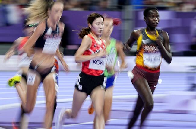 女子1万メートル 力走する小海遥(中央)=パリ郊外(共同)