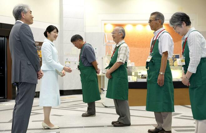 新潟市歴史博物館みなとぴあの視察でボランティアスタッフと言葉を交わされる天皇、皇后両陛下の長女愛子さま＝７日、新潟市中央区