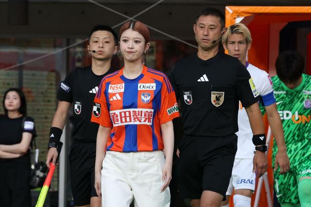 選手に声援を贈ろうとかけつけた本県出身の俳優・馬場ふみかさん＝７月２０日、デンカビッグスワン