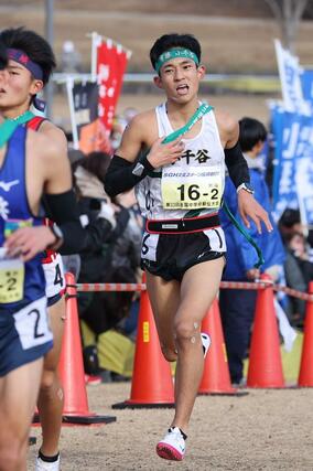 男子　２区で１１人を抜きチームを勢いづけた小千谷の平澤友理＝滋賀県希望が丘文化公園