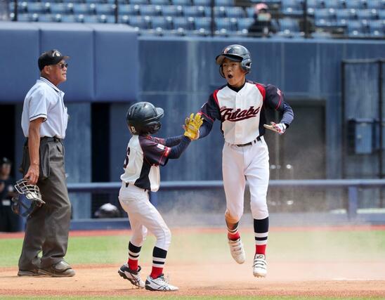 両川ー今町ふたば　５回今町ふたば、鈴木大新が中超え２点ランニング本塁打を放ち１３－３。味方とハイタッチする＝エコスタ