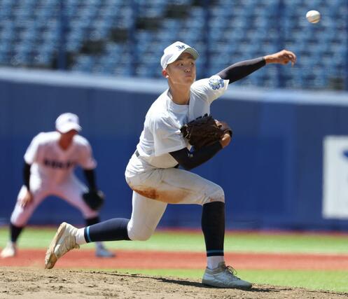 中越ー六日町　６回１死三塁で登板した六日町の佐藤球士＝ハードオフ・エコスタジアム