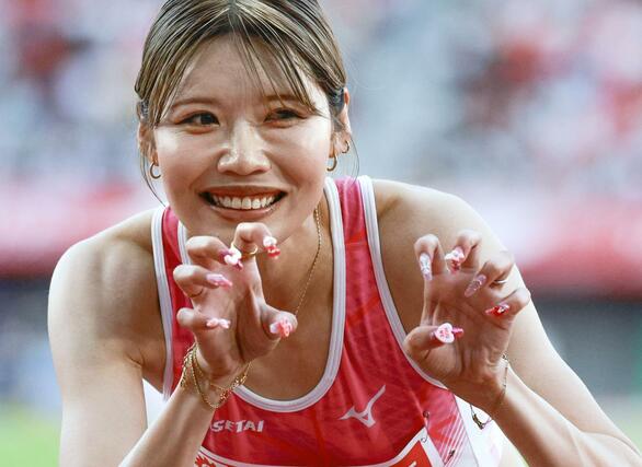 女子１００メートル障害で優勝した中島ひとみ＝パロマ瑞穂スタジアム