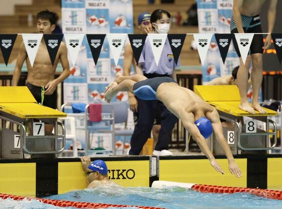 男子４００メートルメドレーリレー決勝　優勝した長岡大手＝ダイエープロビスフェニックスプール