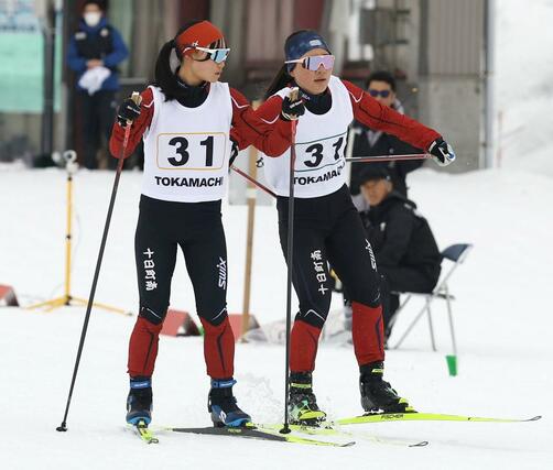 女子リレー　十日町南の２走丸山友奈（右）がアンカー蔵品和花につなぐ＝十日町市（長岡支社・芳本卓也）