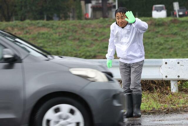 衆院選から一夜明け、有権者にあいさつする斎藤洋明さん＝新発田市