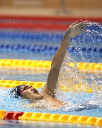 男子２００メートル個人メドレー決勝　県高校記録を更新して優勝した根岸歩夢（長岡大手）＝ダイエープロビスフェニックスプール
