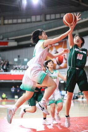 女子１回戦　新潟産大付－昌平　第２クオーター、新潟産大付の田島加奈がシュートを決めて２６－２４＝東京体育館